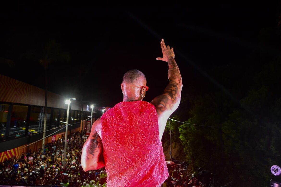 fotos:-veja-imagens-do-‘pipoco’-de-leo-santana-em-salvador