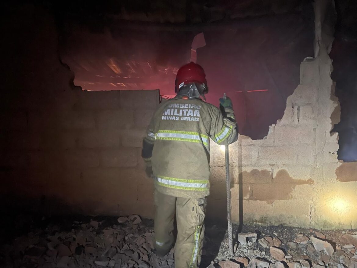 galpao-de-fabrica-e-destruido-por-fogo-durante-vendaval-na-br-267 galpao-de-fabrica-e-destruido-por-fogo-durante-vendaval-na-br-267