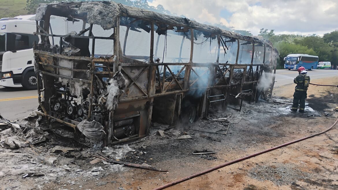 video:-onibus-interestadual-com-26-passageiros-pega-fogo-na-br-116