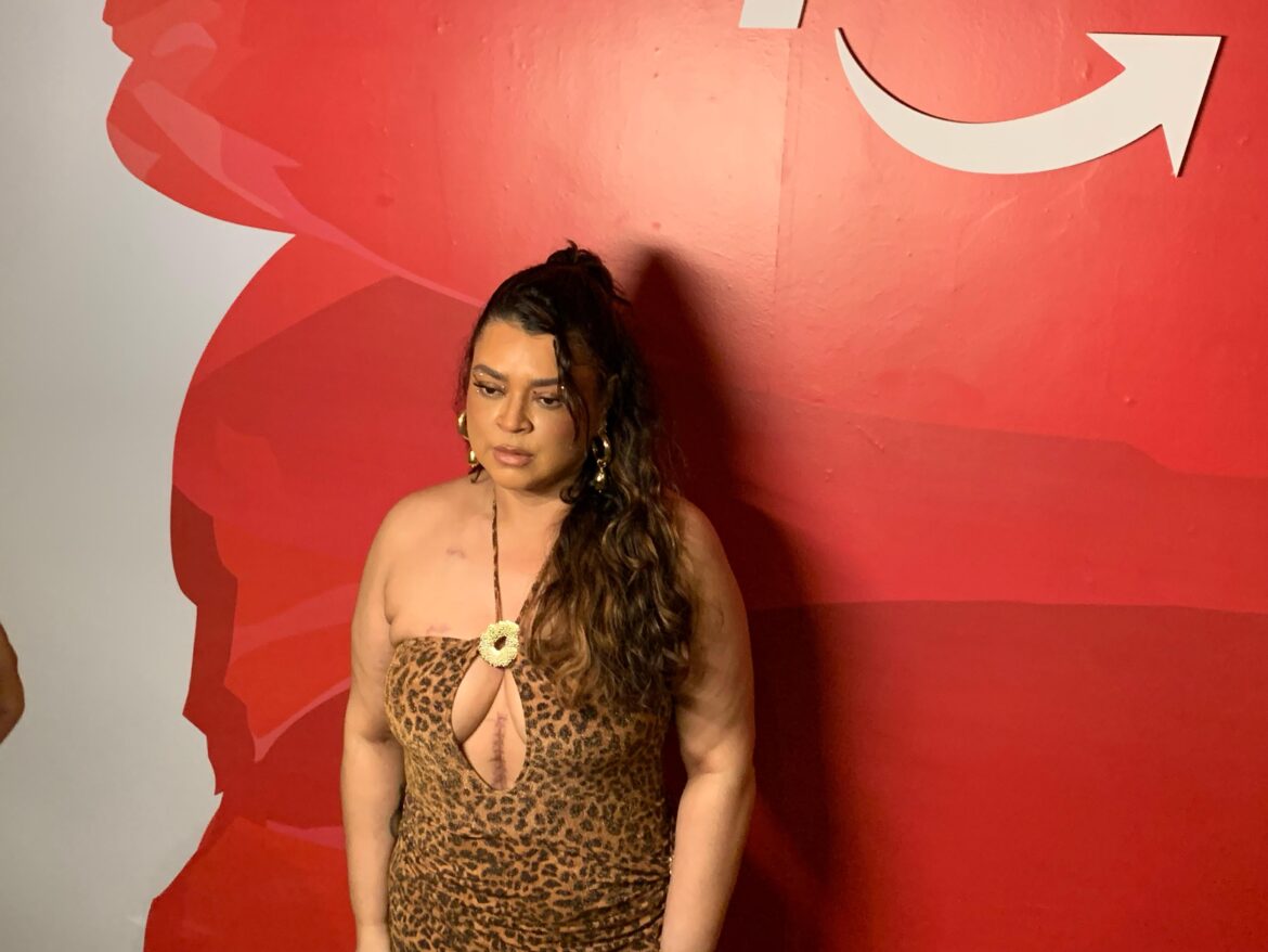 preta-gil-curte-terceiro-dia-de-carnaval-em-salvador-com-vestido-decotado-e-exibe-cicatriz-de-cirurgia