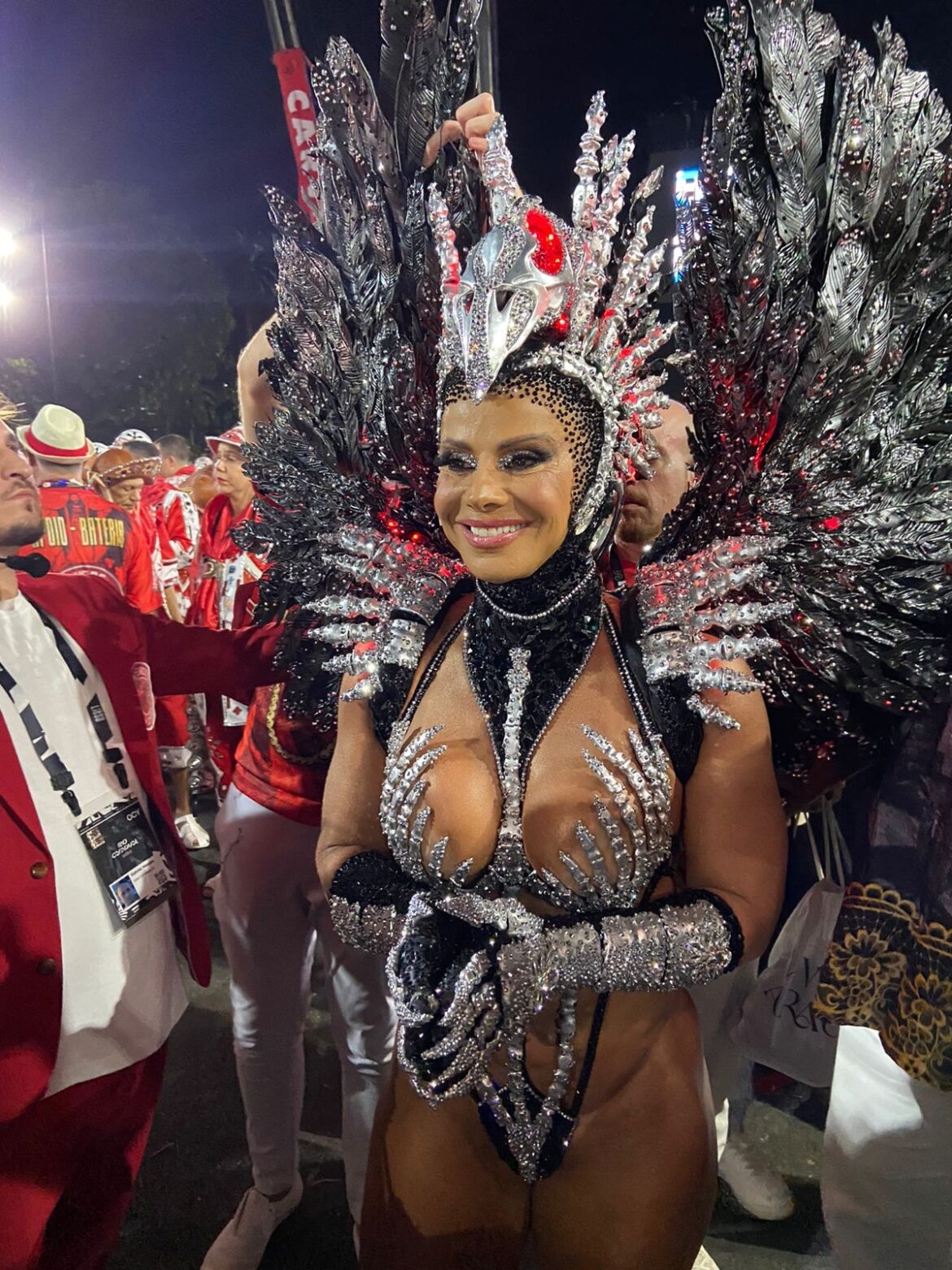 fotos:-as-fantasias-iconicas-das-musas-na-2a-noite-de-desfiles-no-rio