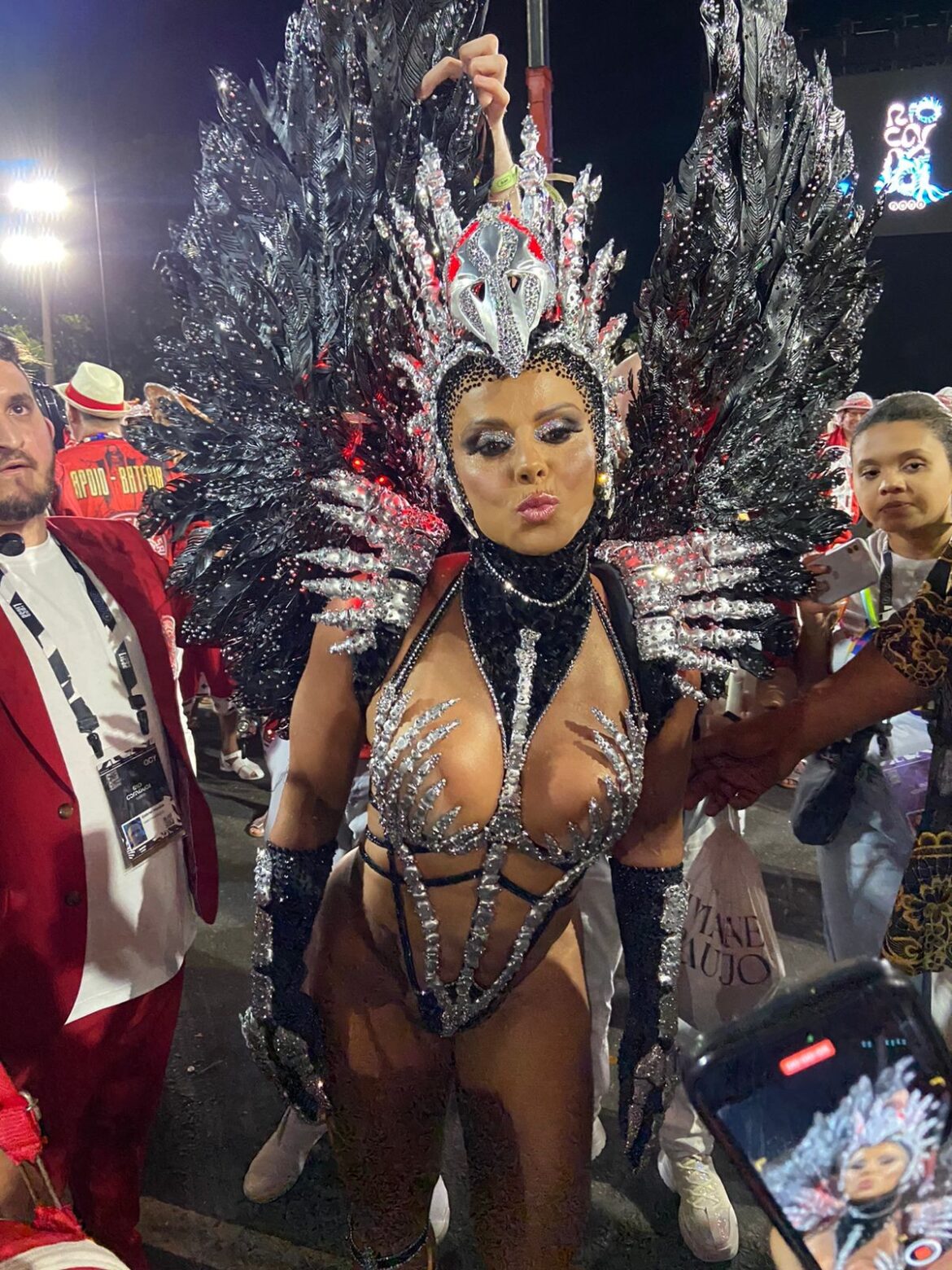 vivi-araujo-desfila-com-fantasia-com-efeitos-especiais-representando-o-carcara-no-salgueiro