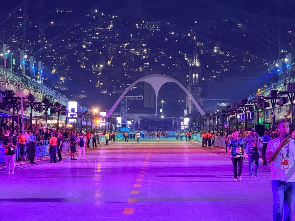 assista:-grande-rio-e-a-oenultima-escola-a-desfilar-na-3a-noite-do-grupo-especial