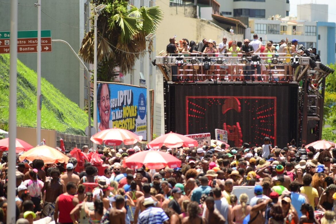 carlinhos-brown,-leo-santana-e-danniel-vieira:-confira-atracoes-do-arrastao-da-quarta-feira-de-cinzas-em-salvador