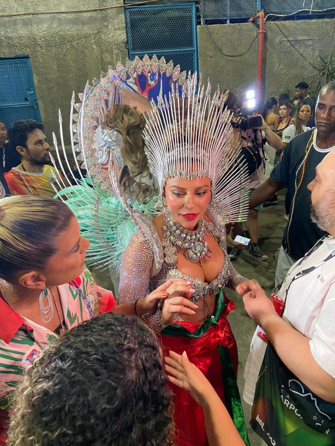 paolla-oliveira-vem-de-‘lua-encantada’-em-seu-ultimo-desfile-como-rainha-de-bateria-da-grande-rio