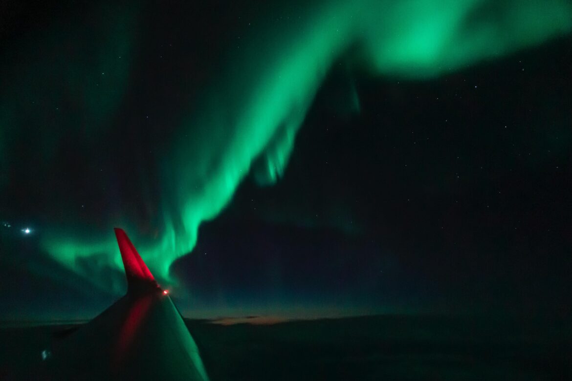 fotografa-mineira-‘cacadora’-de-aurora-boreal-registra-fenomeno-raro-durante-voo-na-noruega;-video