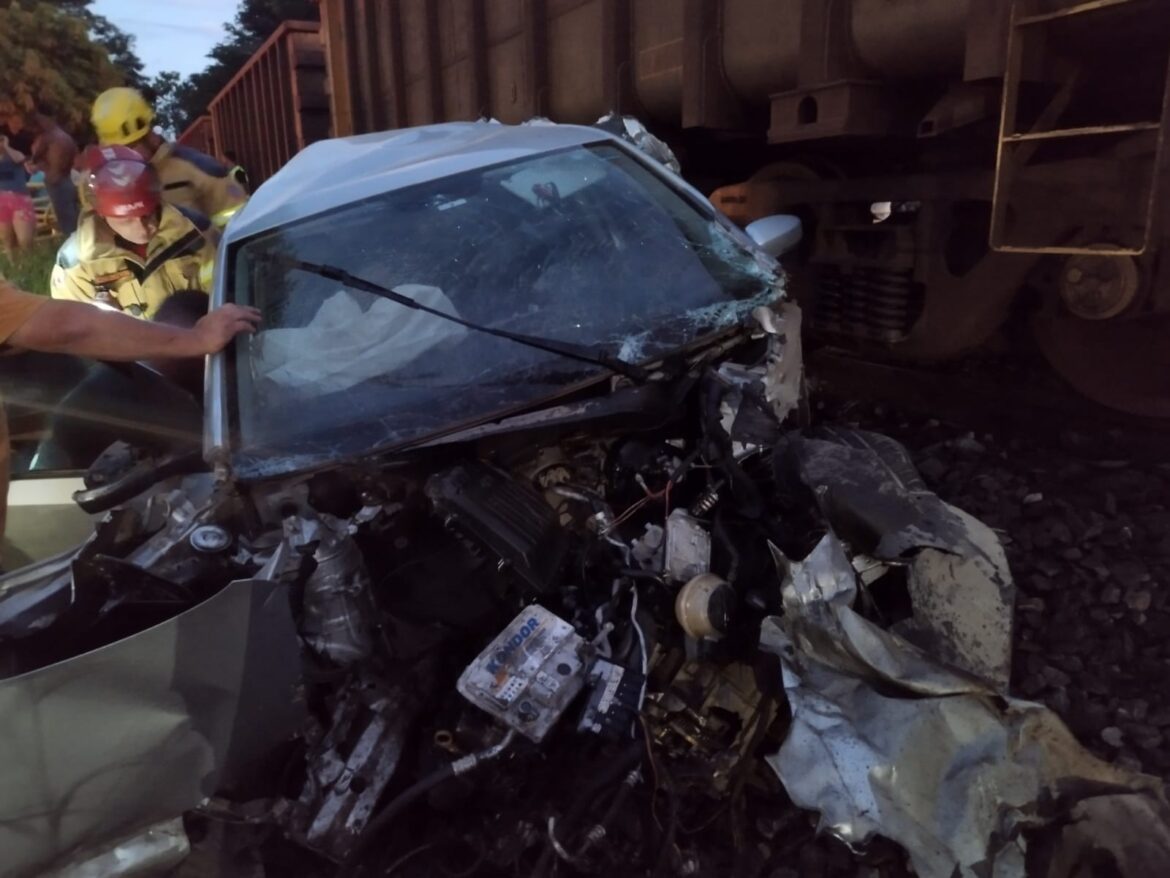 familia-fica-ferida-em-batida-entre-carro-e-trem-em-juiz-de-fora