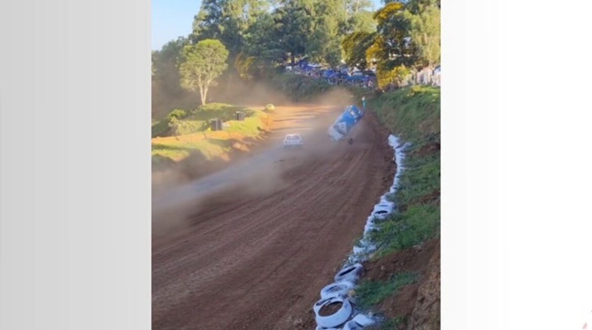 carro-capota-durante-corrida,-gira-no-ar-varias-vezes,-e-piloto-sai-ileso-em-sc;-video
