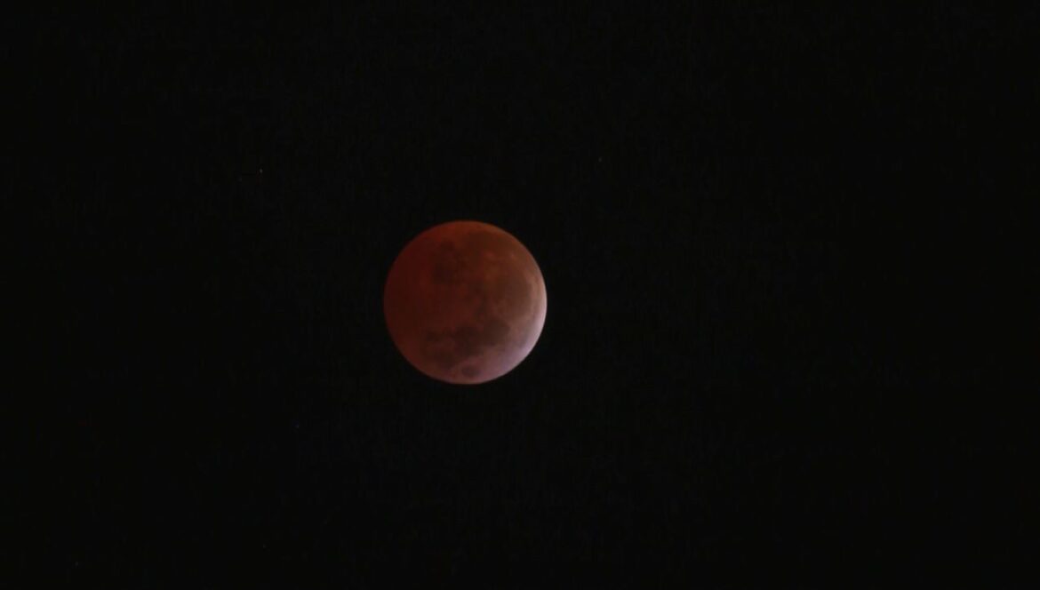 ‘lua-de-sangue’:-veja-fotos-e-video-do-eclipse-total-visto-de-juiz-de-fora