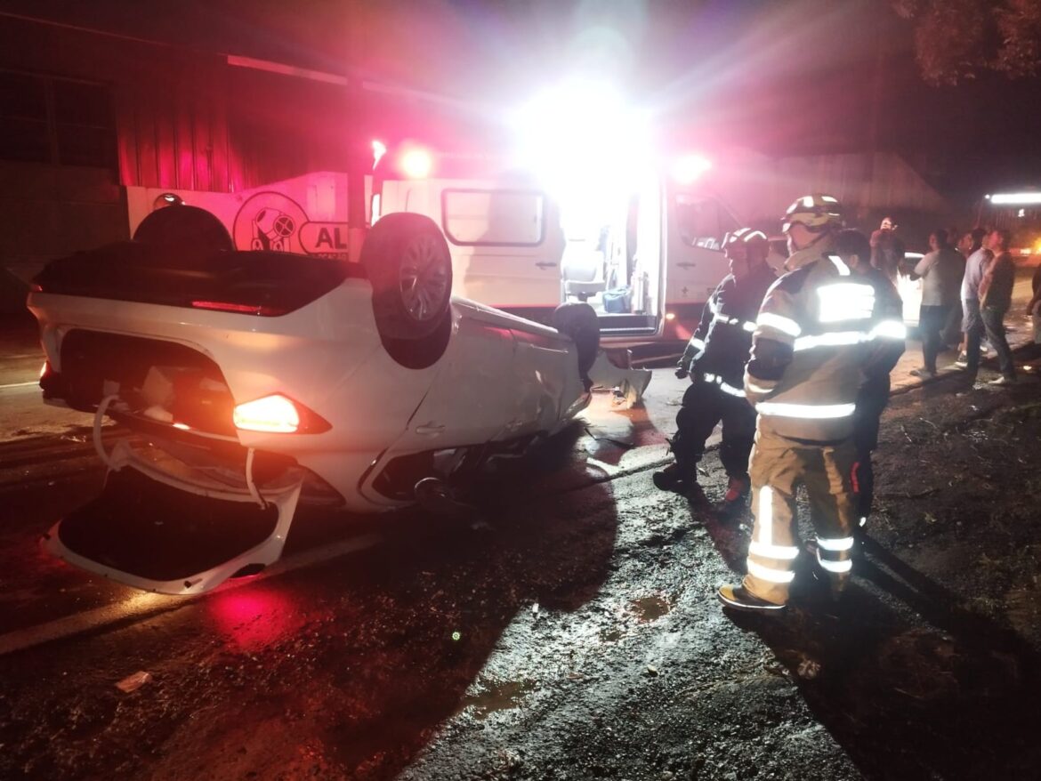 motorista-fica-presa-as-ferragens-apos-carro-capotar-e-parar-com-as-rodas-para-cima-na-estrada-uniao-e-industria,-em-juiz-de-fora