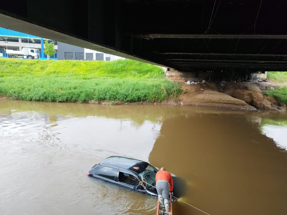 carro-e-encontrado-submerso-no-rio-paraibuna,-em-juiz-de-fora