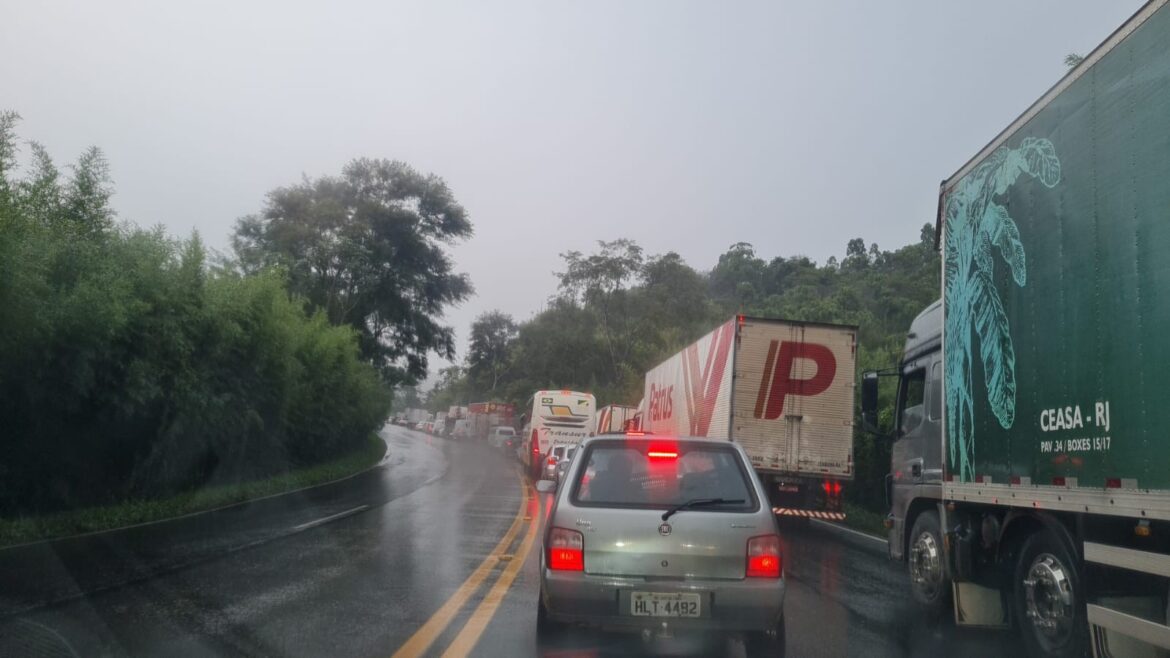 caminhao-pega-fogo-na-br-040,-que-e-interditada-nos-dois-sentidos