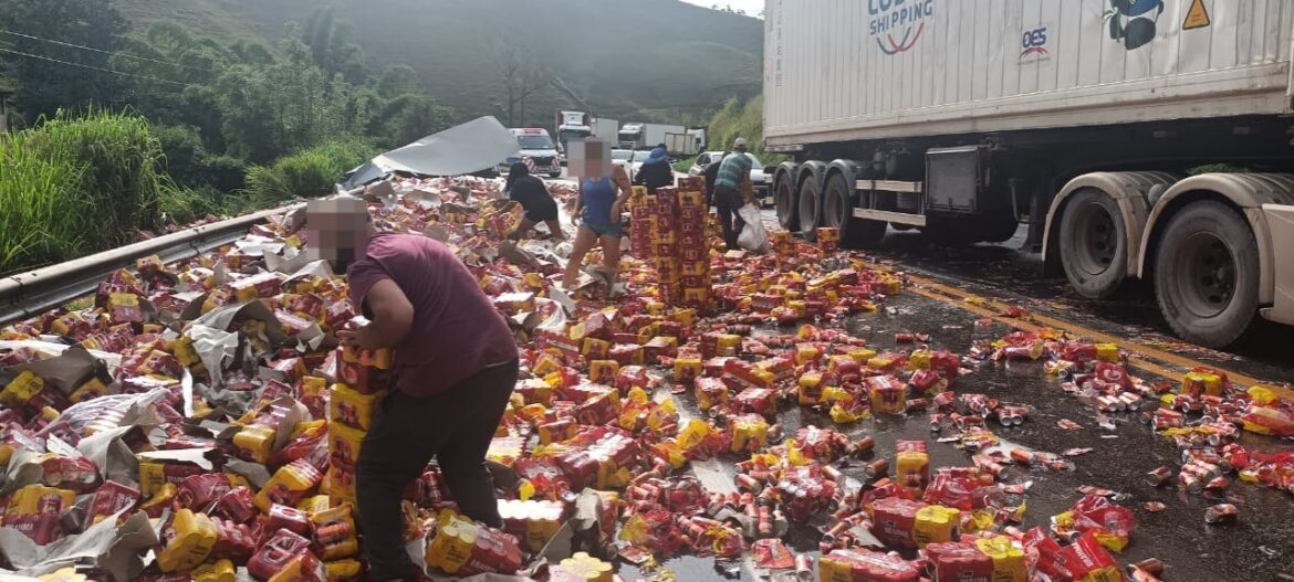 caminhao-carregado-de-cerveja-tomba-na-br-040-e-rodovia-e-tomada-pela-carga;-video