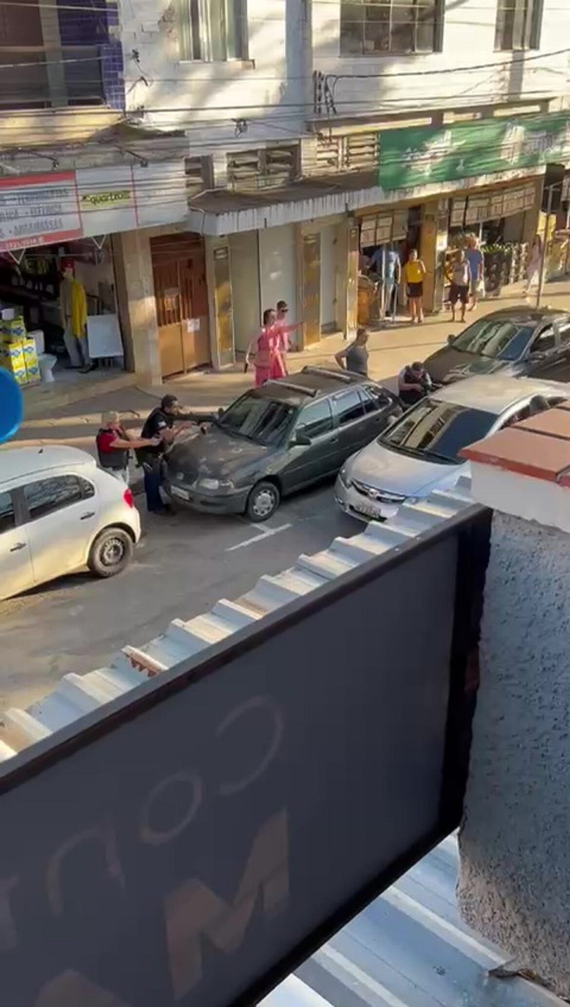 homem-e-preso-por-descumprir-medida-protetiva-e-praticar-stalking-contra-mulher-em-juiz-de-fora;-video