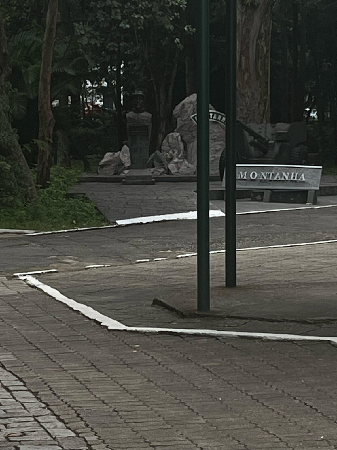 monumento-com-nome-que-fazia-referencia-ao-golpe-de-1964-e-retirado-de-brigada-do-exercito-em-juiz-de-fora