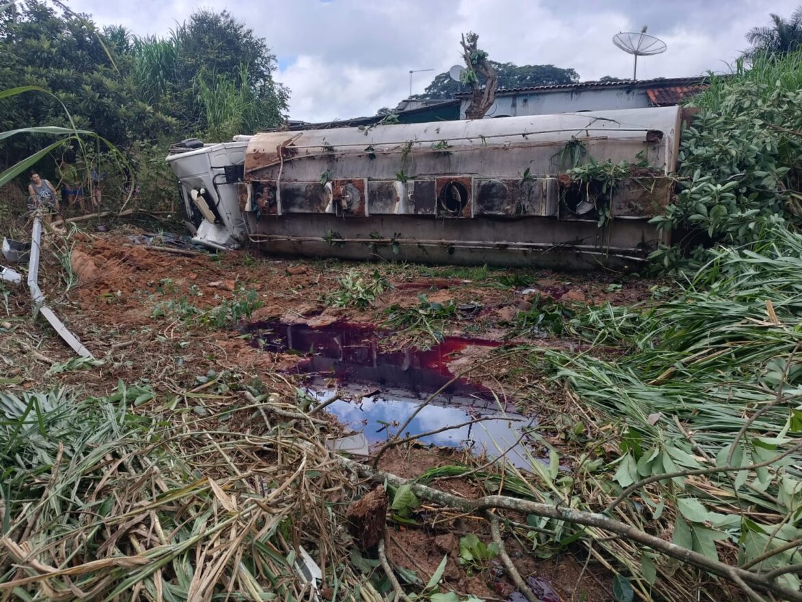 carreta-com-20-mil-litros-de-combustiveis-tomba-e-interdita-mg-275