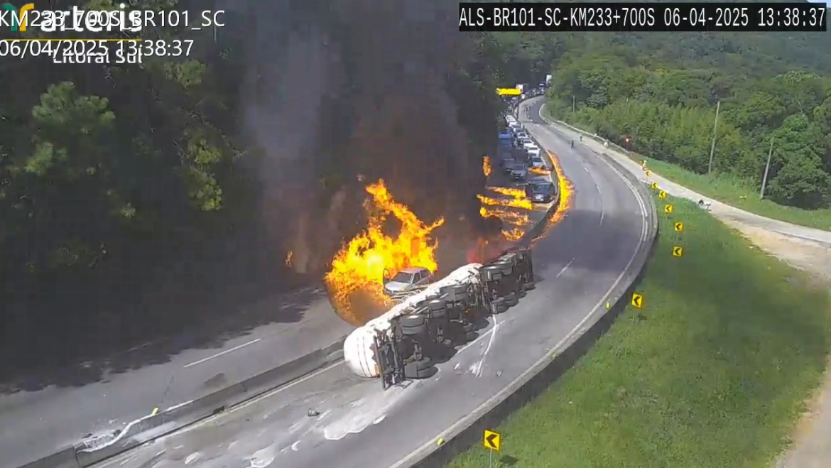 carro-de-paranaense-fica-destruido-em-incendio-apos-carreta-tombar-e-explodir-na-br-101-em-sc:-‘se-eu-ficasse-dentro-do-carro,-ia-morrer’