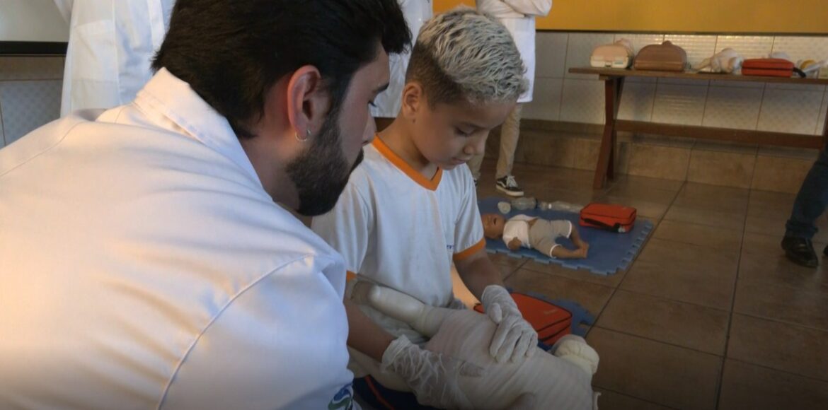 integracao-na-universidade:-mg2-mostra-projeto-que-leva-orientacoes-de-primeiros-socorros-para-alunos-e-professores-de-escolas-em-juiz-de-fora