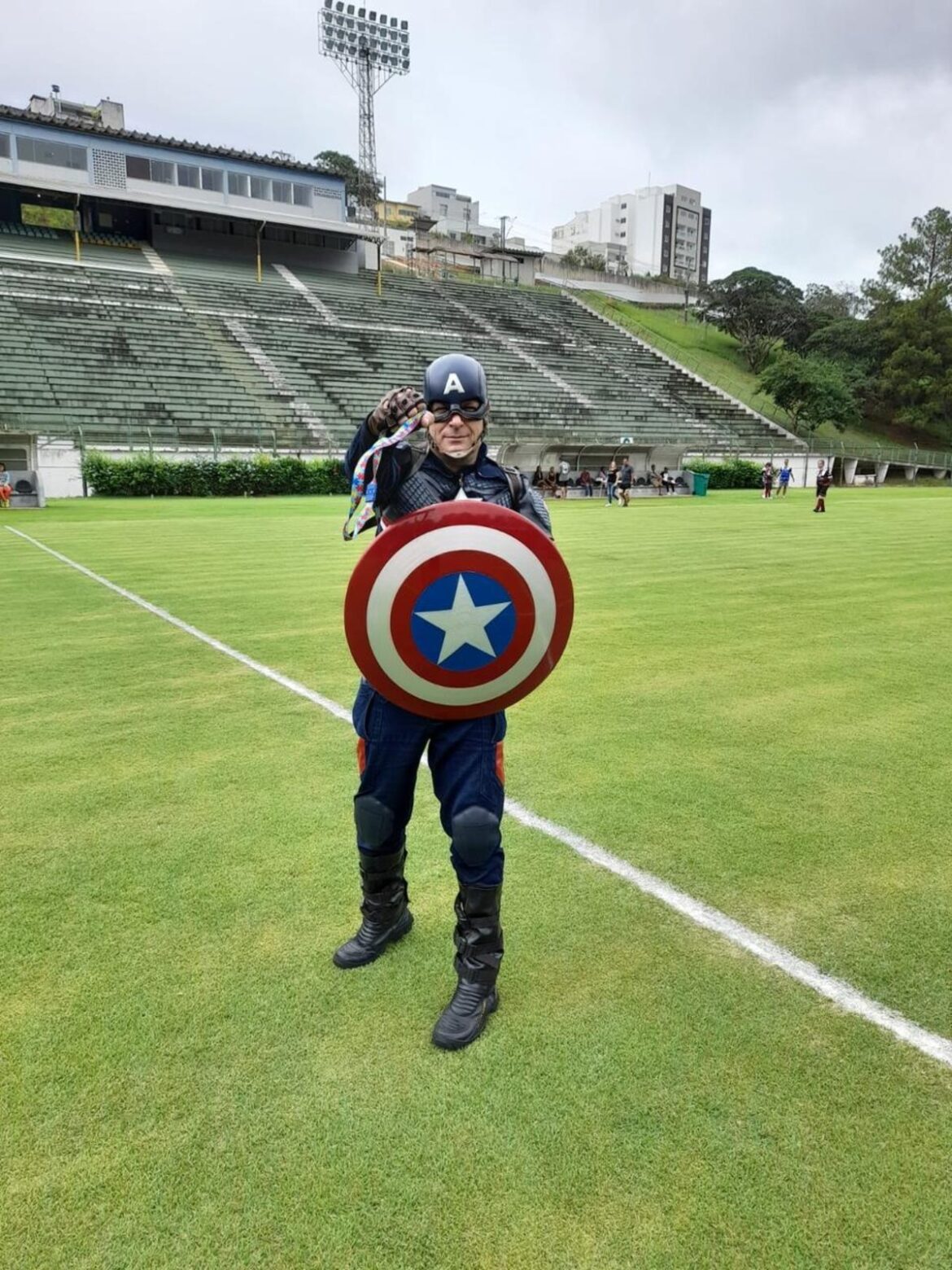 apos-diagnostico-do-filho,-pai-descobre-que-tambem-e-autista-e-se-veste-de-super-heroi-para-aumentar-a-conscientizacao-sobre-o-autismo