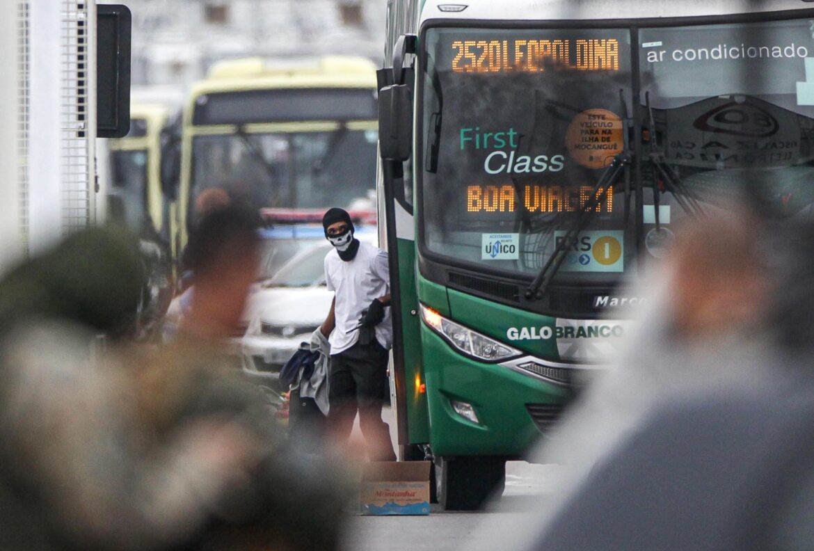 alerj-aprova-projeto-que-libera-a-contratacao-de-policiais-de-folga-para-patrulhar-onibus-no-rj