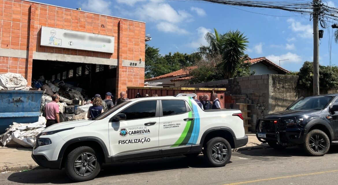 dono-de-deposito-com-amontoado-de-sucata-e-notificado-e-devera-remover-todo-o-material-em-ate-10-dias