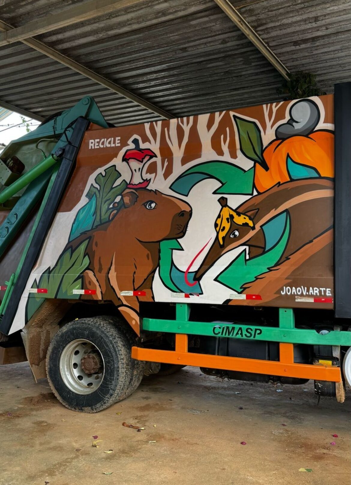 caminhoes-de-lixo-se-transformam-em-galeria-de-arte-itinerante-em-mg