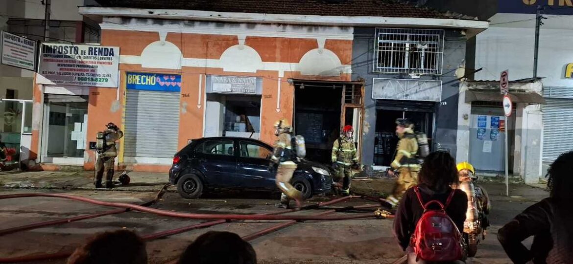 incendio-destroi-lojas-e-deixa-idoso-morto-em-juiz-de-fora