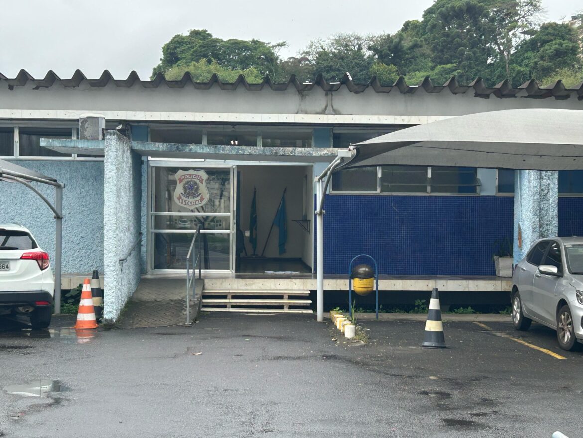 cantor-sertanejo-de-juiz-de-fora-e-alvo-de-mandado-de-busca-e-apreensao-em-operacao-da-pf-que-investiga-fake-news-eleitoral