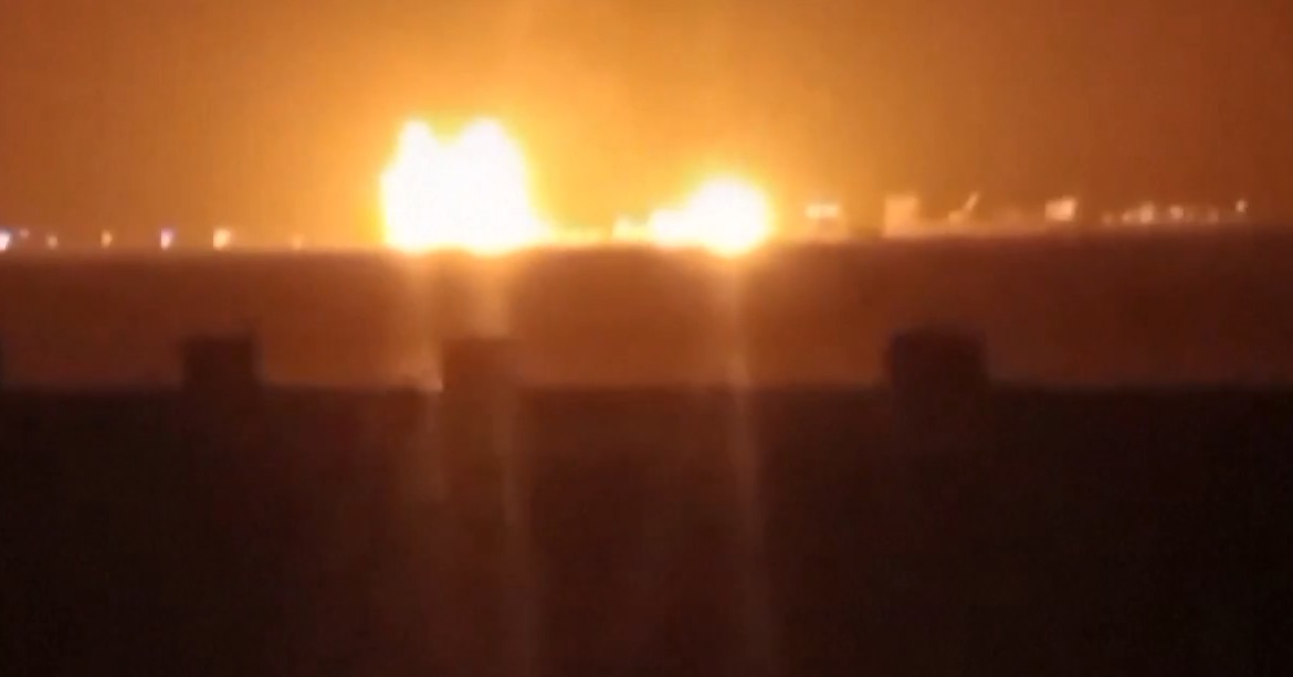 video:-ataque-dos-eua-em-porto-controlado-pelos-houthis-deixa-38-mortos