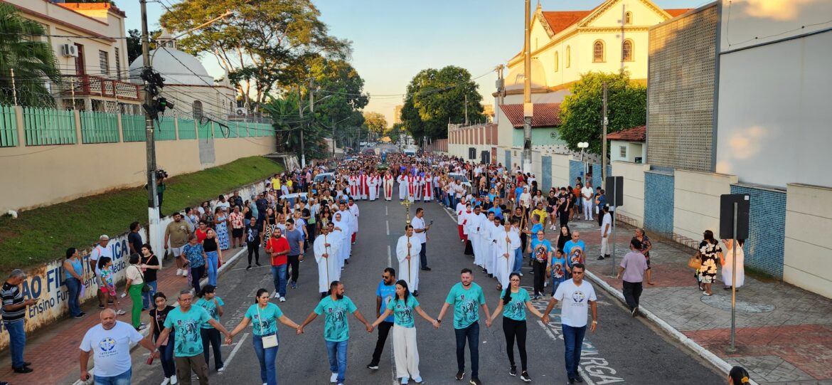 com-mudanca-em-trajeto,-catolicos-participam-da-procissao-do-cristo-morto-em-rio-branco