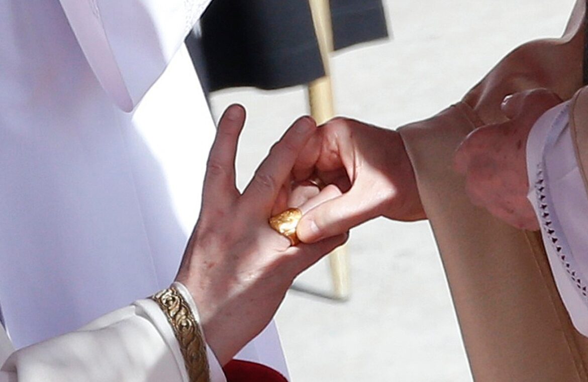 como-e-o-‘anel-do-pescador’,-usado-pelo-papa-francisco-e-que-foi-destruido-apos-ele-morrer