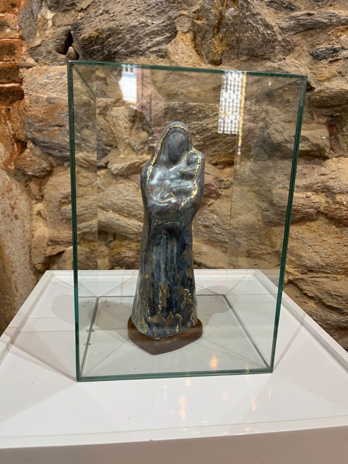 relembre-como-e-a-obra-sacra-coberta-com-folhas-de-ouro-produzida-por-escultor-mineiro-e-entregue-ao-papa-francisco