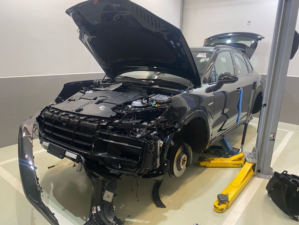 quadrilha-invade-concessionaria-da-porsche-em-sp-e-rouba-pecas-de-carros-de-luxo;-veja-como-veiculos-ficaram