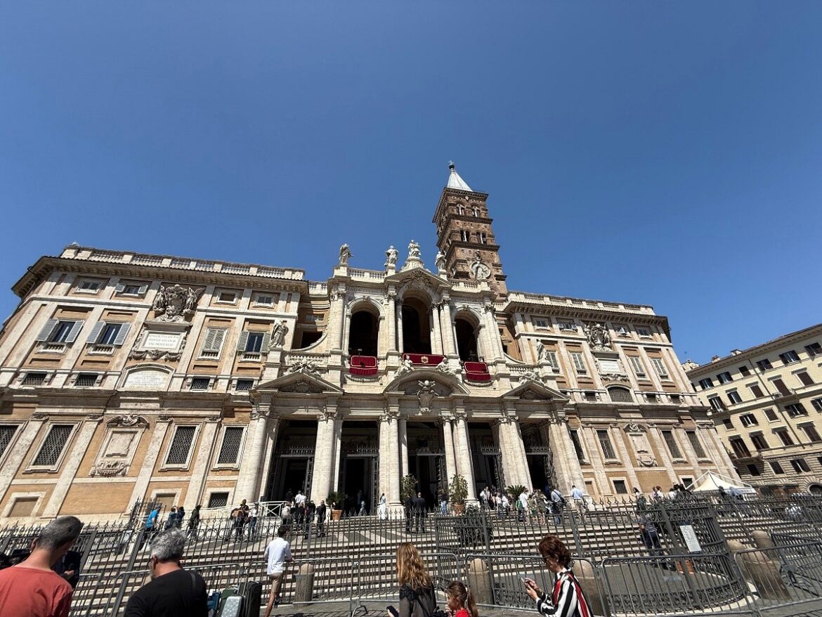 ‘o-mundo-esta-orfao’,-diz-casal-de-juiz-de-fora-que-ficou-horas-na-praca-sao-pedro-para-ver-o-corpo-do-papa