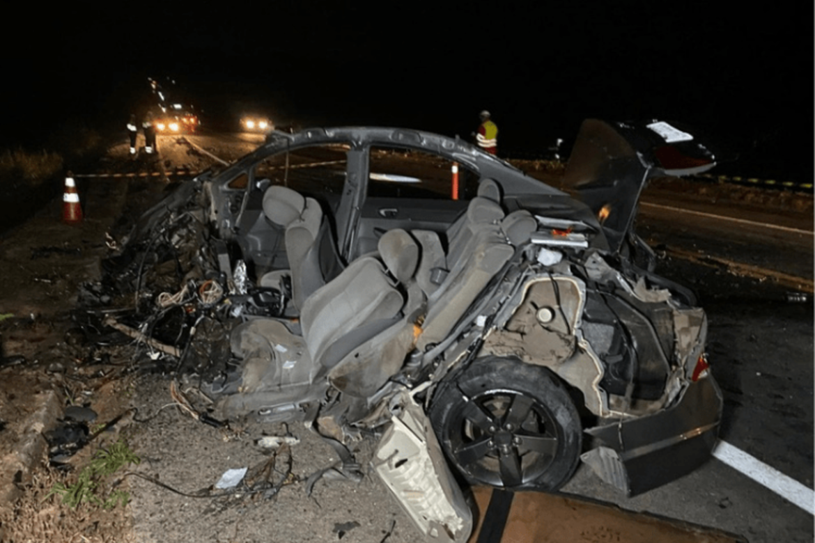 motorista-morre-apos-ser-jogado-para-fora-de-carro-em-batida-com-carreta-na-br-116
