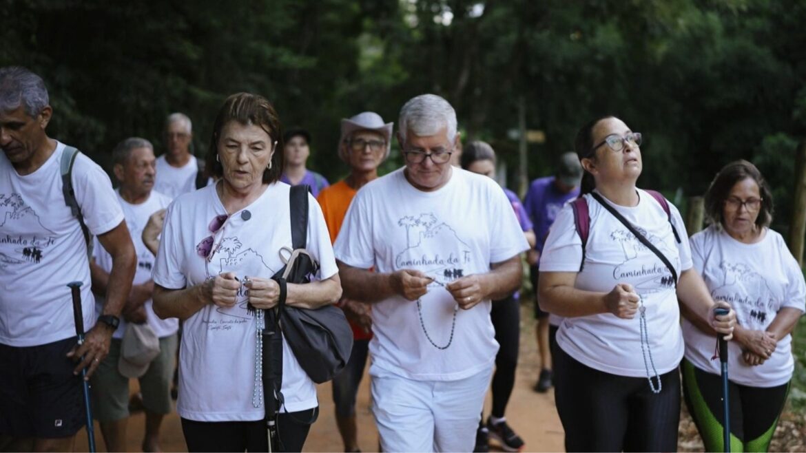 passos-de-fe:-devotos-caminham-mais-de-150-km-para-homenagear-nossa-senhora-da-penha