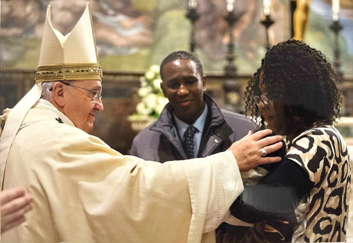 brasileira-que-trabalha-na-radio-do-vaticano-relembra-momento-unico-de-ter-filho-batizado-pelo-papa-francisco:-‘quase-nao-acreditava’