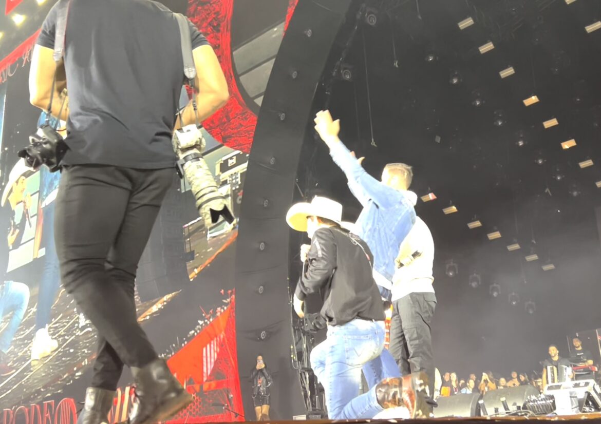 fa-tenta-pelo-2o-ano-e-consegue-pedir-namorada-em-casamento-no-palco-de-ze-neto-e-cristiano:-‘agora-deu-certo’