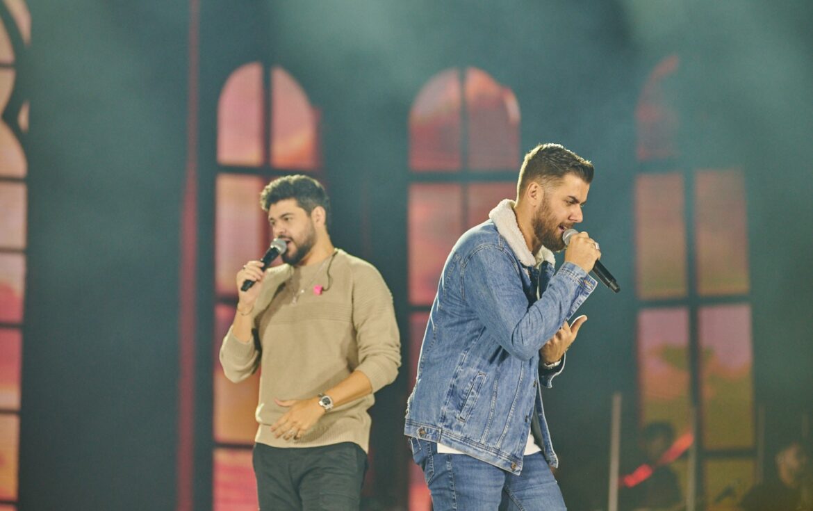 ze-neto-ganha-terco-de-fa-no-palco-durante-show-com-cristiano-em-ribeirao-preto,-sp