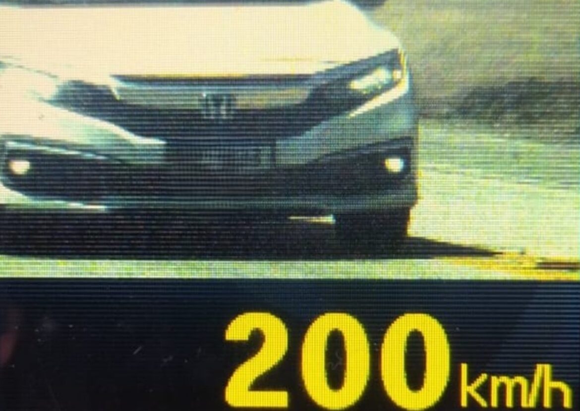 prf-flagra-carro-a-200km/h-na-br-040;-motociclista-chegou-a-172km/h