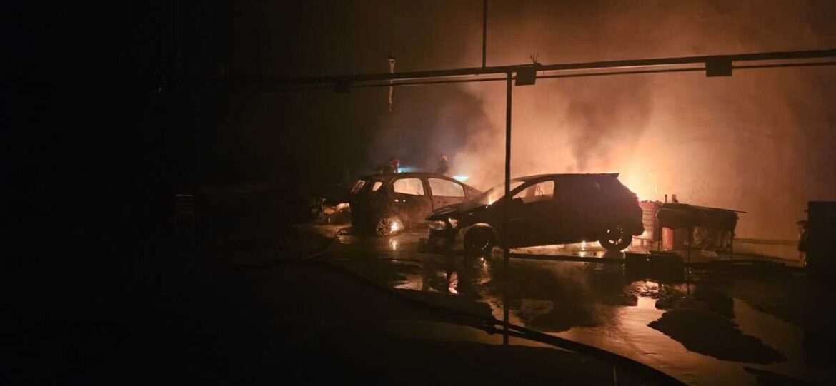 incendio-em-oficina-automotiva-destroi-veiculos-no-bairro-poco-rico,-em-juiz-de-fora;-video