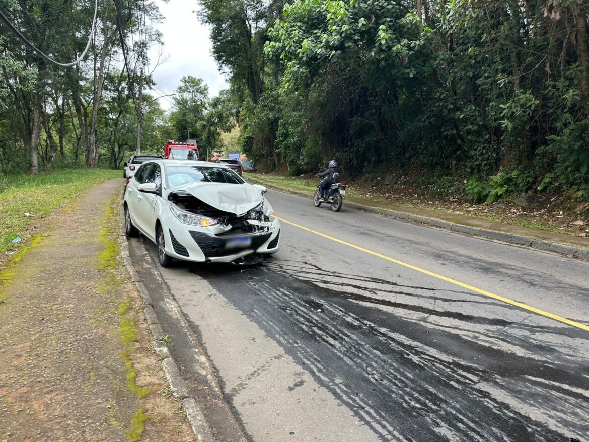 mulher-fica-ferida-apos-carros-baterem-de-frente-no-bairro-sao-pedro,-em-juiz-de-fora