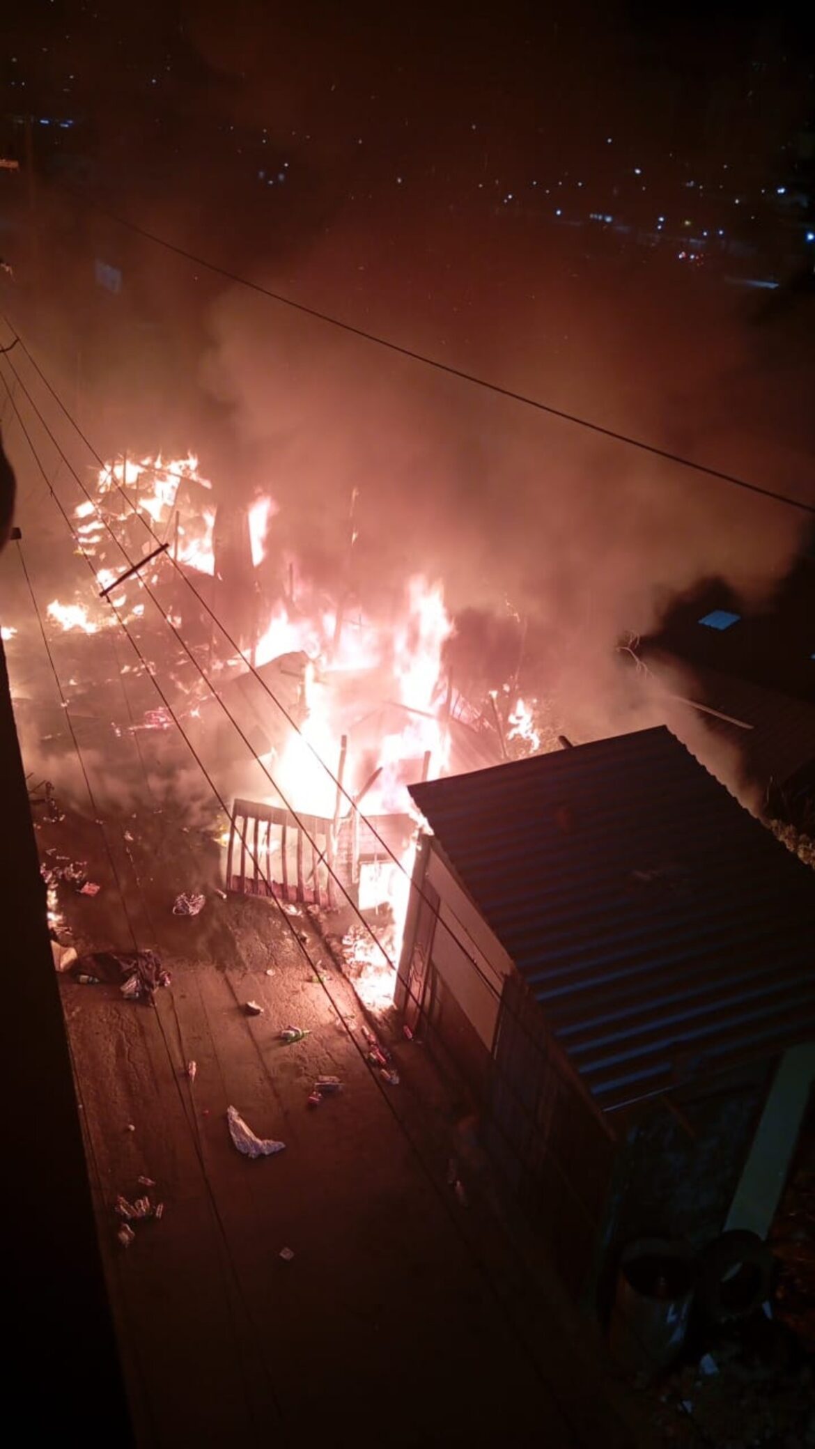 incendio-atinge-barracos-de-madeira-com-reciclaveis-e-deixa-um-morto-em-juiz-de-fora;-video