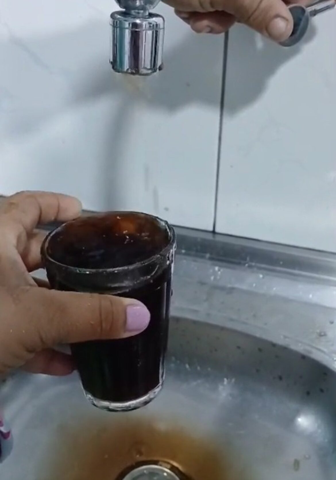 agua-‘preta’-saindo-das-torneiras-preocupa-moradores-de-torreoes,-em-juiz-de-fora