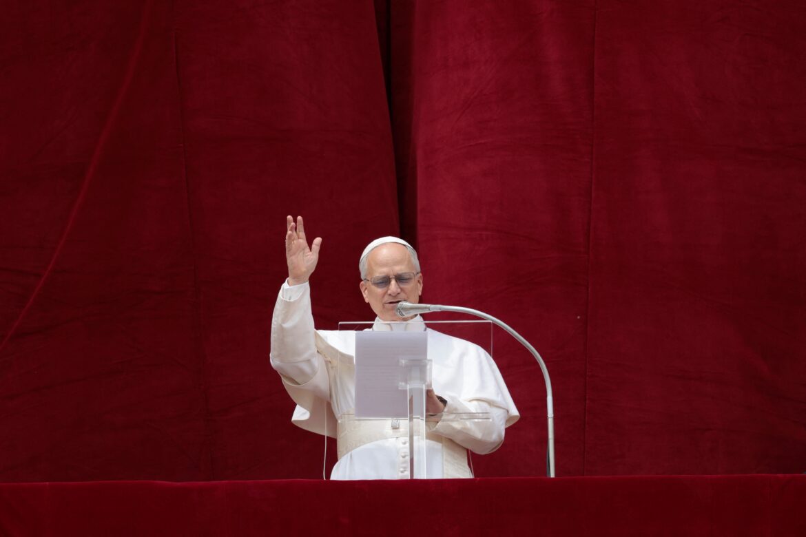 papa-leao-xiv-faz-apelo-a-paz-em-1a-bencao-de-domingo;-leia-integra-do-discurso