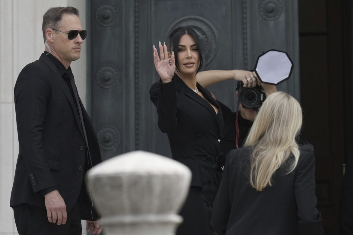 kim-kardashian-diz-em-tribunal-que-temia-ser-estuprada-e-assassinada-durante-assalto-em-paris