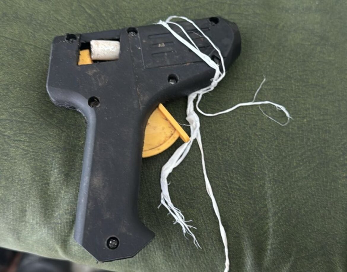 homem-usa-pistola-de-cola-quente-para-assaltar-clinica-de-saude-em-mg