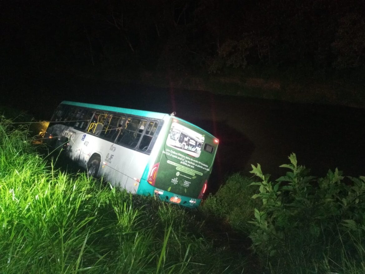 onibus-cai-as-margens-do-rio-paraibuna,-na-zona-norte-de-juiz-de-fora;-video