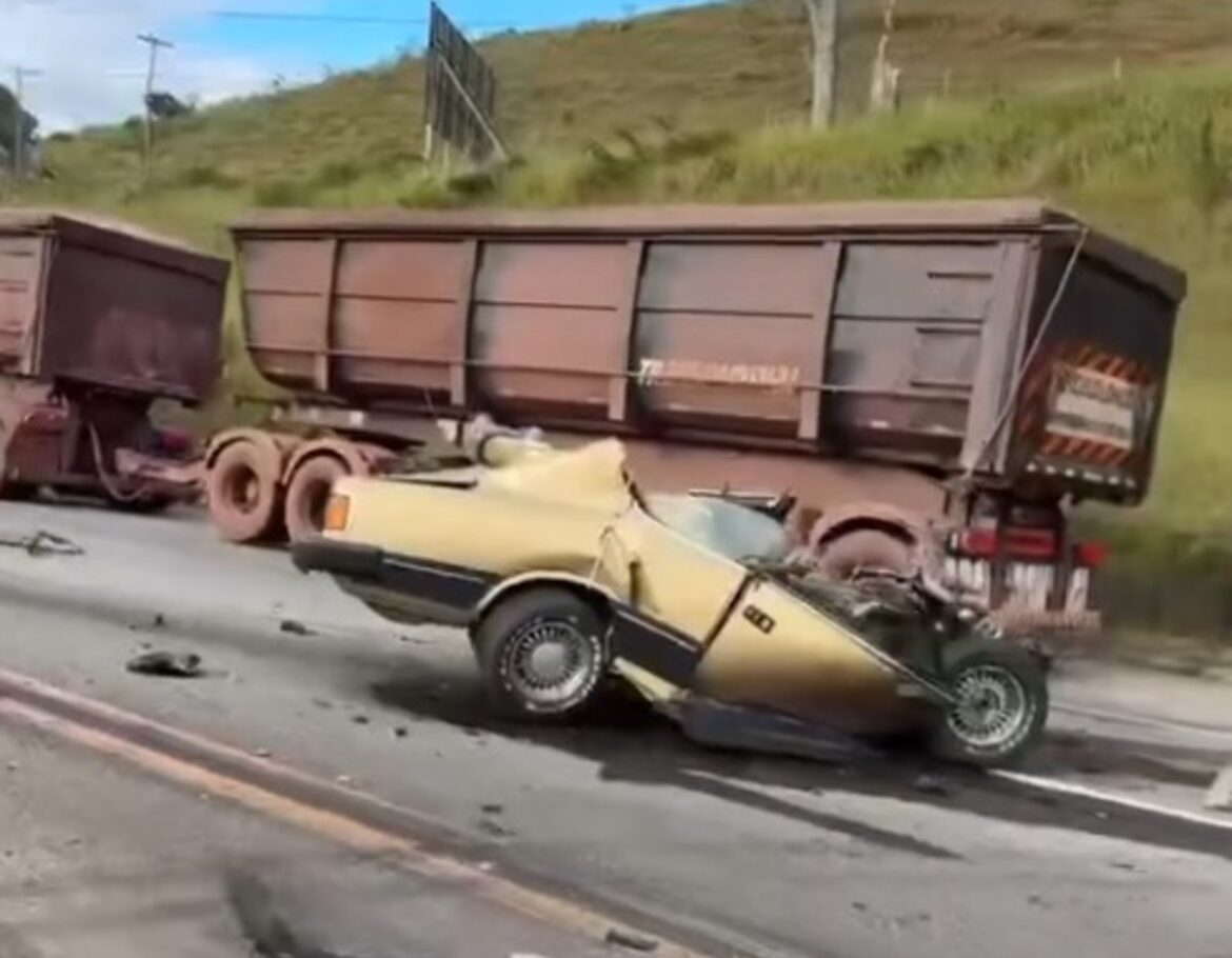 batida-de-frente-destroi-carro-na-br-040;-motorista-morreu-na-hora