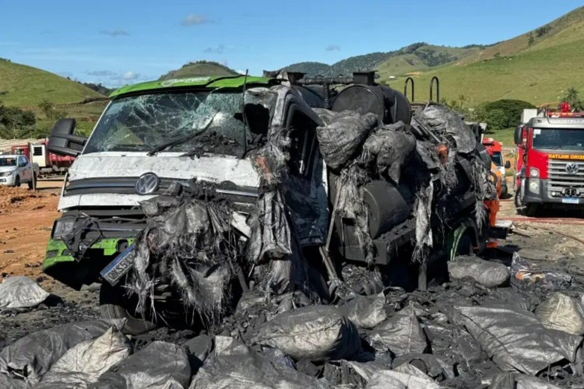 caminhao-carregado-de-carvao-desce-serra-sem-freio-e-atinge-outro-na-br-356